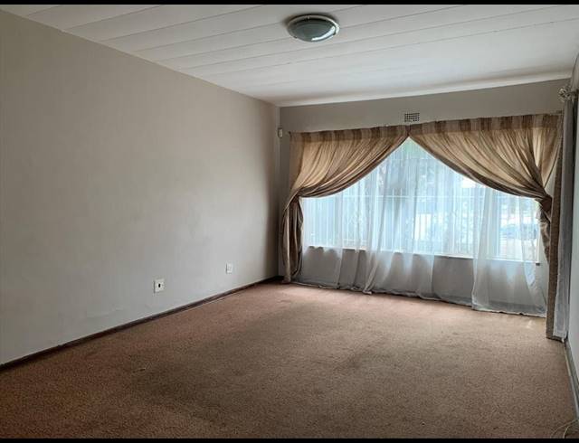 2 BEDROOM APARTMENT FOR SALE IN KEMPTON PARK EXT 3